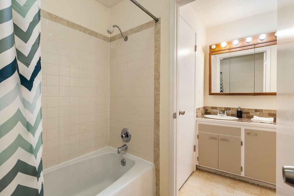 Family-friendly 2BR Home in Lynnwood w Parking