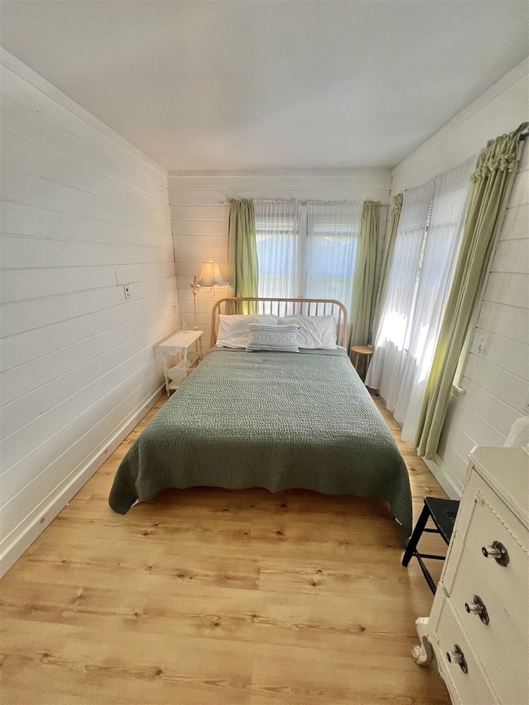 Pine Tree Cottage Limit 5 2 Bedroom Cottage