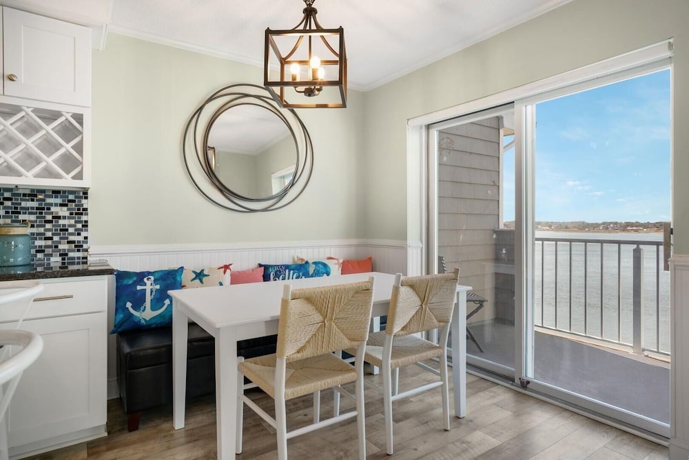 Harbour Island 402m 2 Bedroom Condo