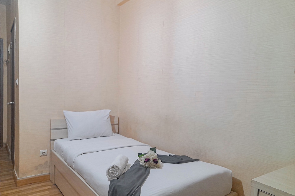 Homey Studio Apartment At Easton Park Residence Jatinangor