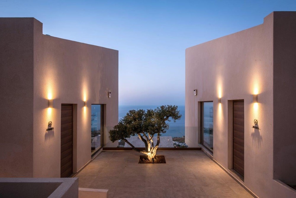 Villa Ouranos - Where the World Unfolds Before you
