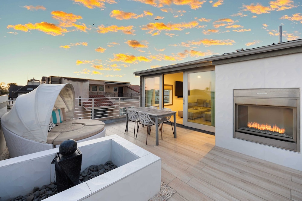 200 East Balboa Oceanview Rooftop Steps to Sand, Pier, Boardwalk & Dining