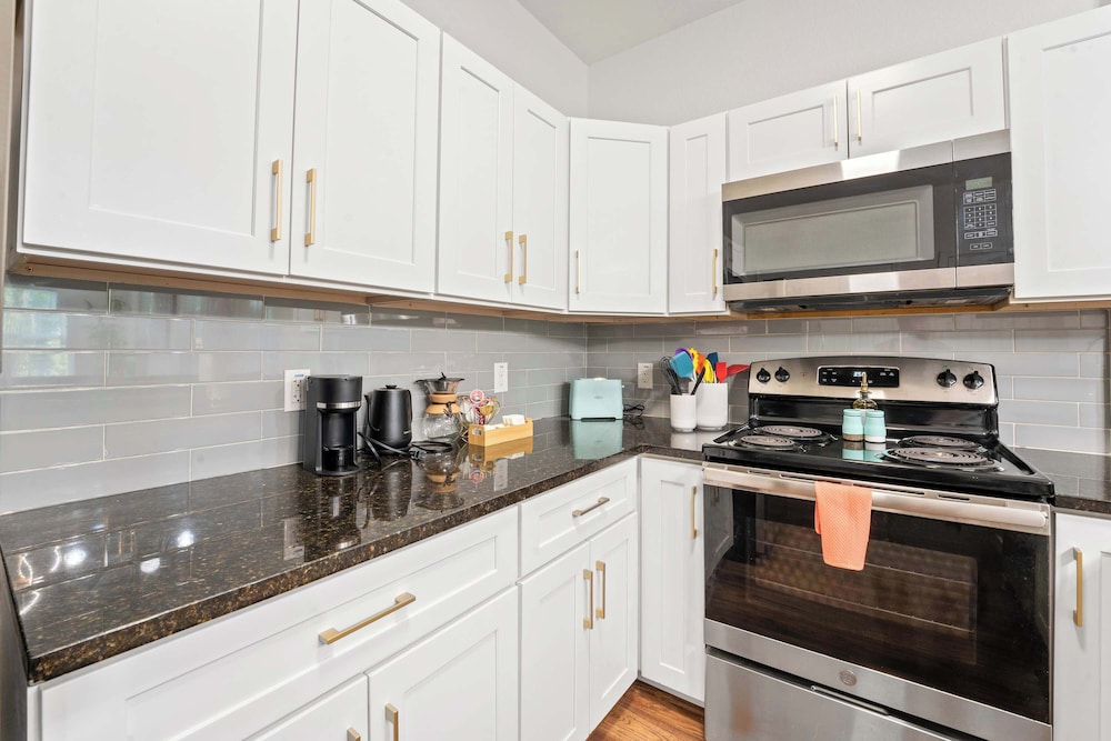 NRG Medcenter 2BD 2 5BA w Fencedyard King Bed