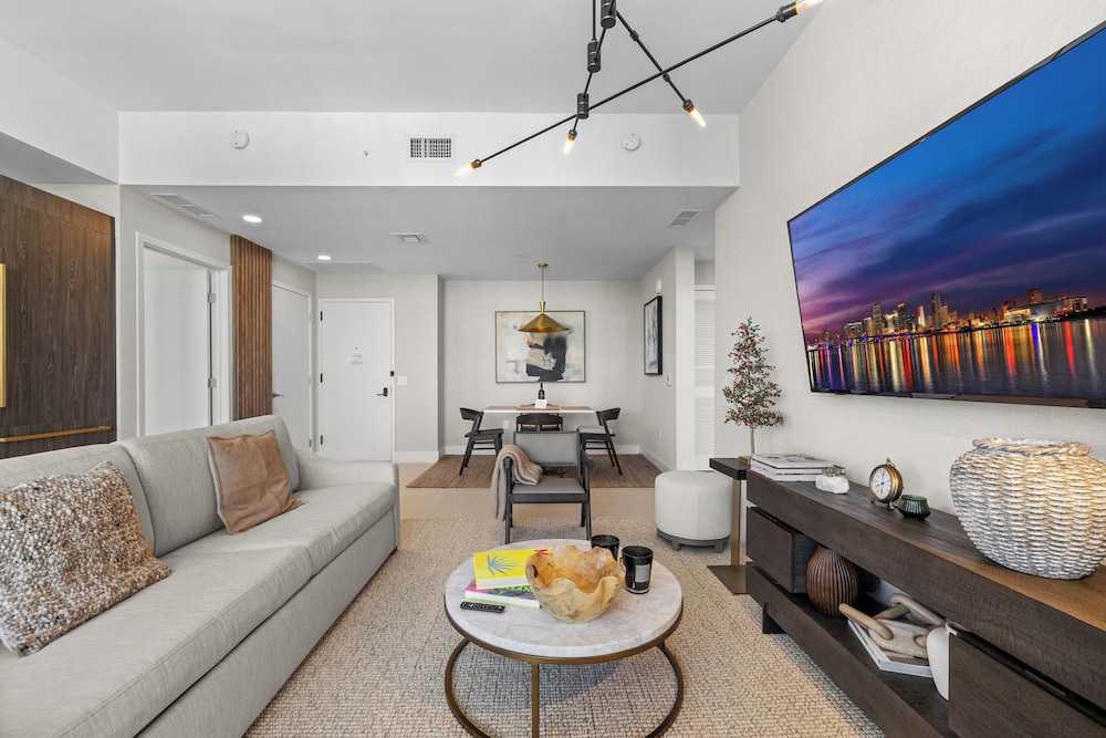 Luxury 49FL Condo with City Views