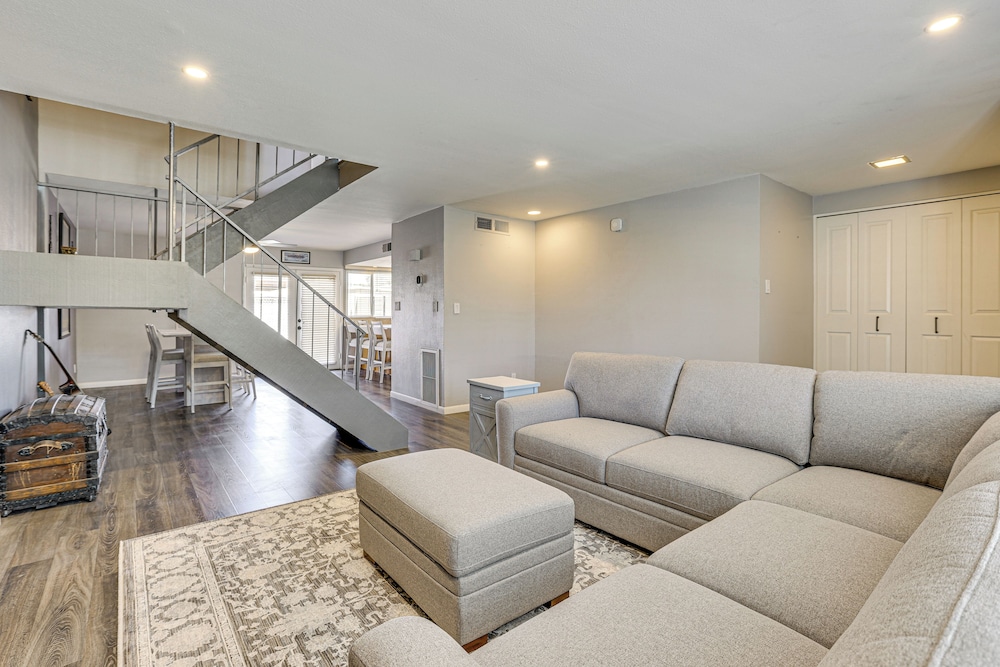 2 Mi to Old Town & Mall: Townhome w/ Pool Access!
