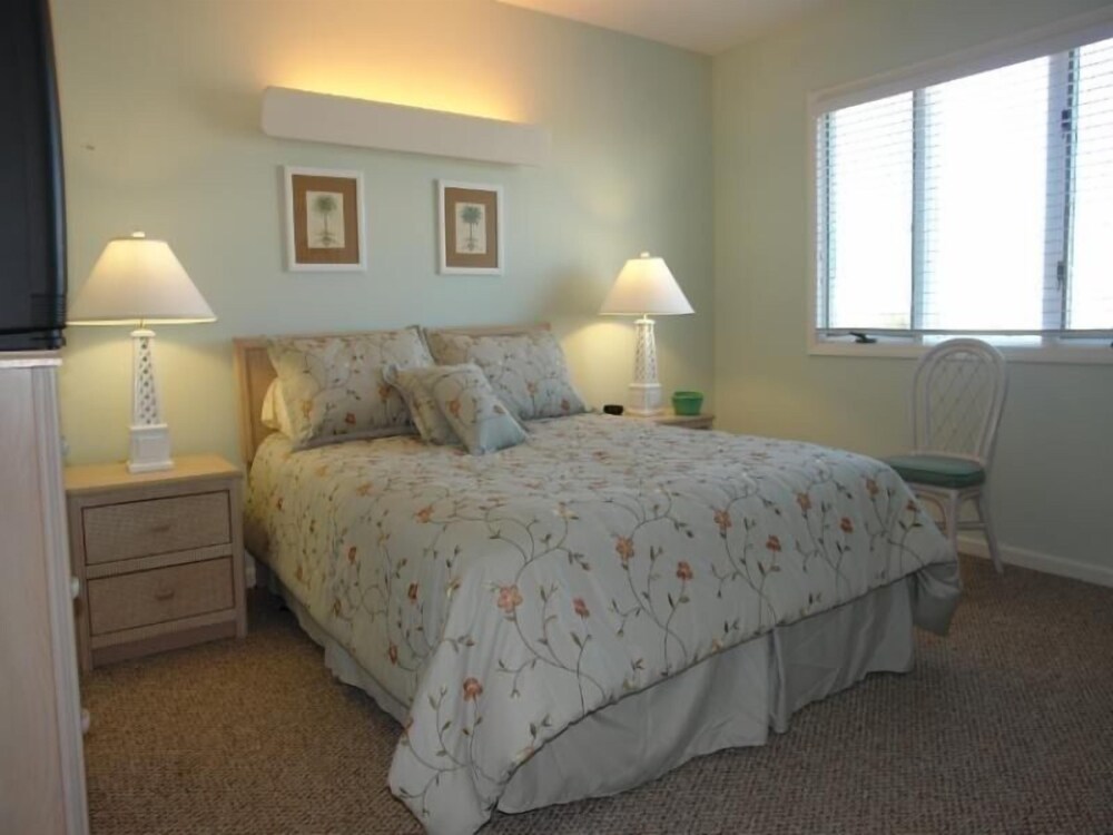 Goins By The Sea 6 Bedroom Home by RedAwning view 4