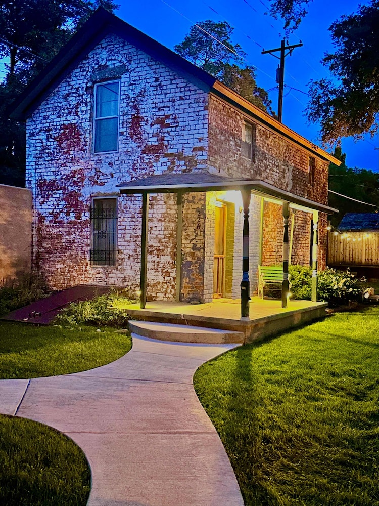 Amazing Historic 1800s Carriage House