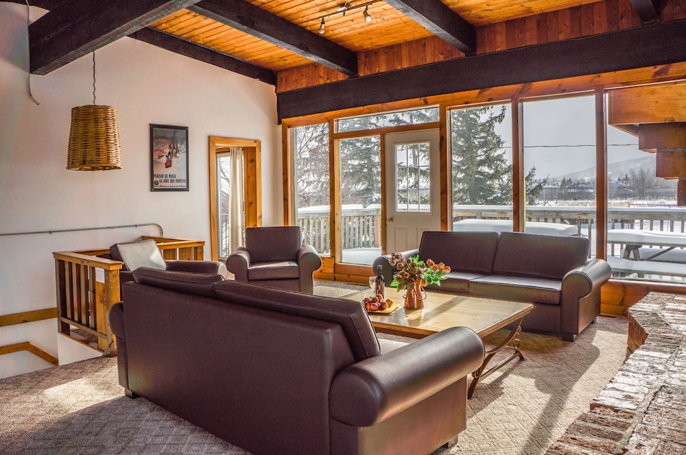 Spacious 8 bdrm Blue Mountain Cottage, Perfect for Large Groups, Private Beach, BBQ, Hot Tub, Sauna