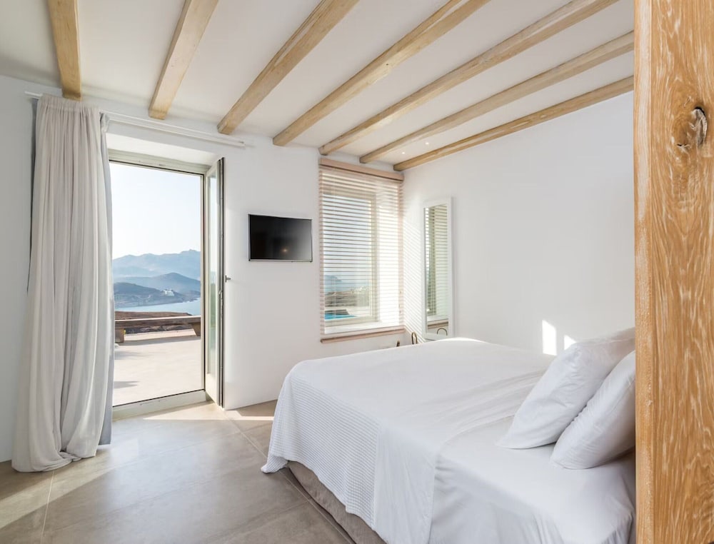 Charming Villa Near Ftelia Beach