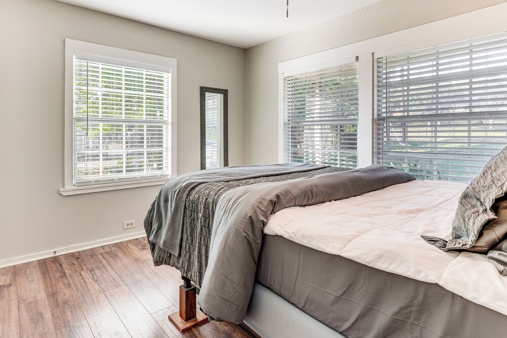 2 Mi to Landa Park: Farmhouse w/ Fire Pit!