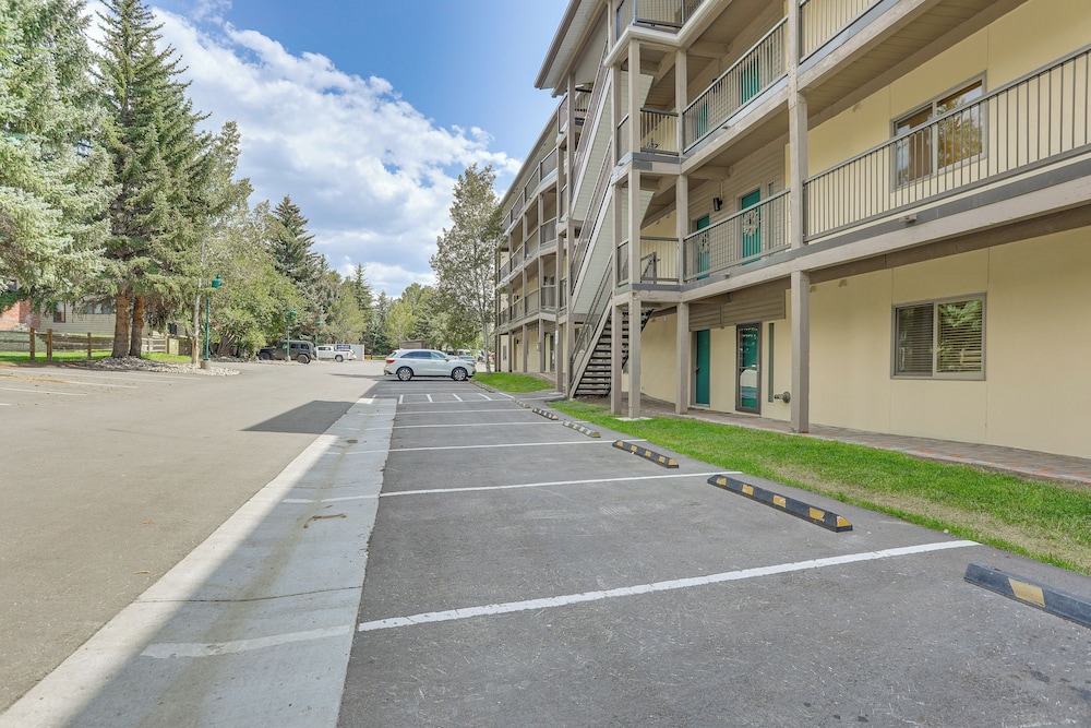 Sauna & Ski Shuttle Access: Mtn-view Condo in Avon