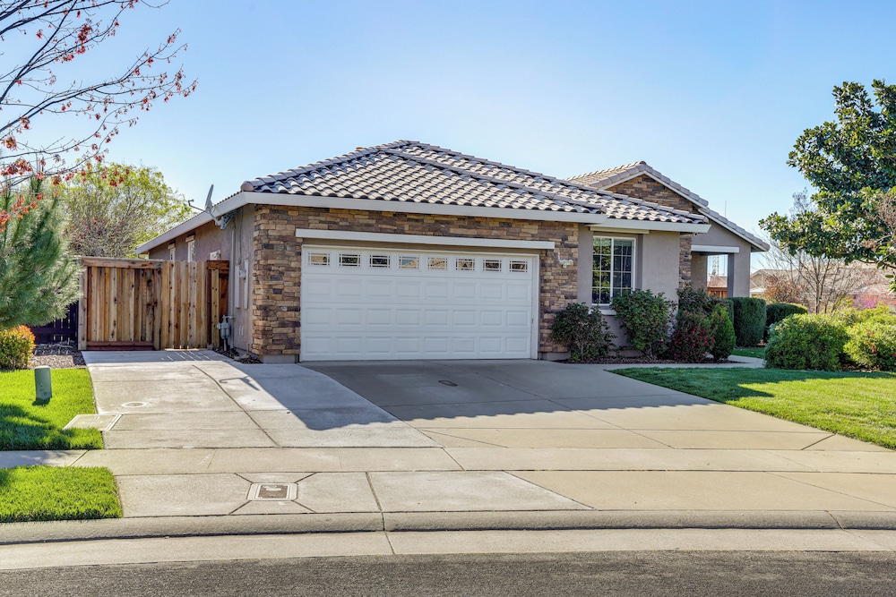 7 Mi to Dtwn: Home w/ Fenced Yard in Roseville!