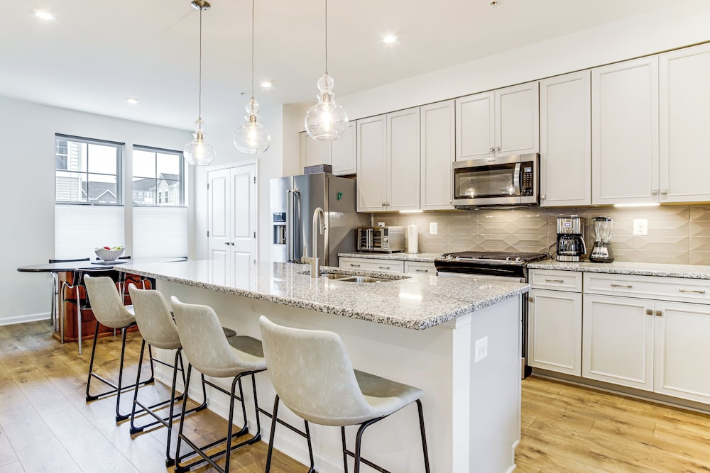 < 1 Mi to Dtwn: Waterfront Townhome in Cambridge!