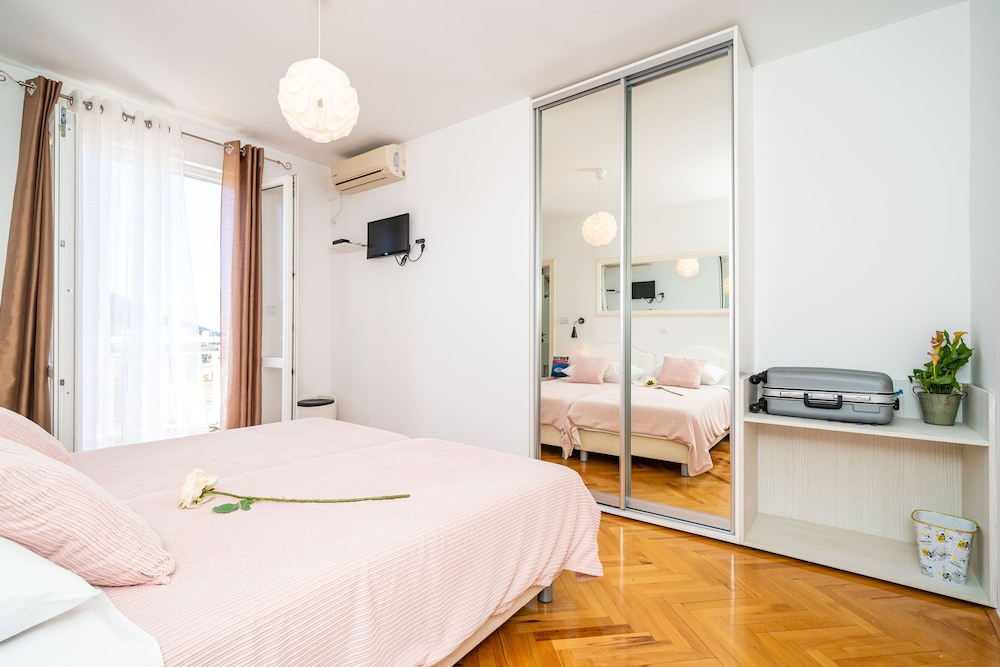 Jele Rooms
