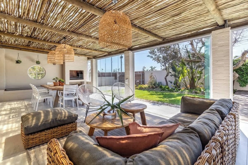 Flamingo Villa at Beach - Pool - Luxury - Solar Back Up