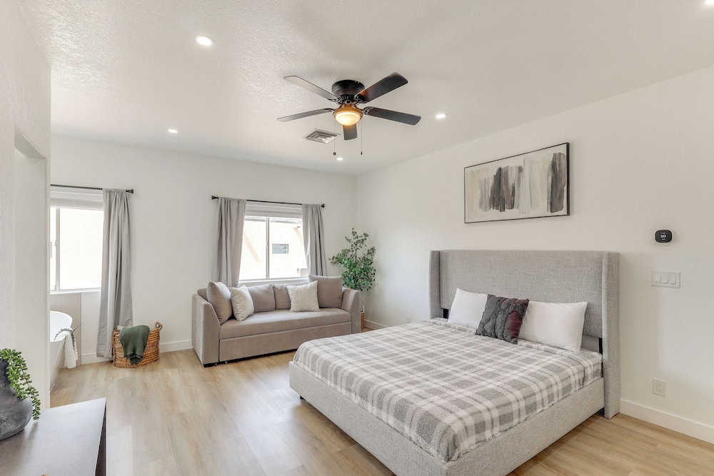 Poolside Relaxation: Group-friendly Home in Havasu