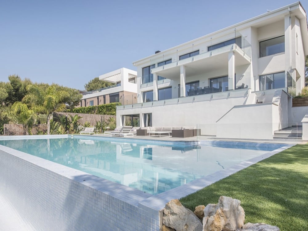 Luxurious Panoramic Spa Villa