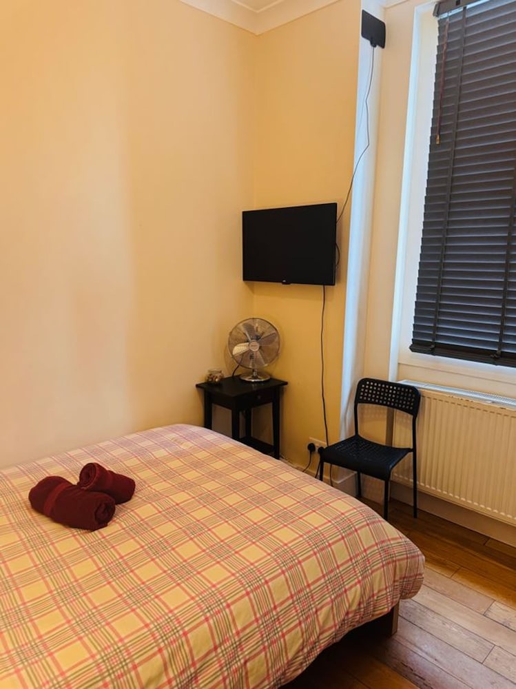 Private Homely Bedroom in Kensington R1