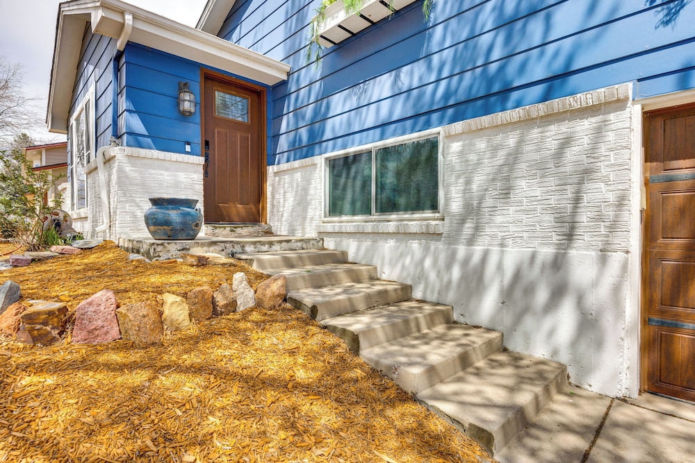 1 Mi to Attractions: Getaway w/ Mtn Views!