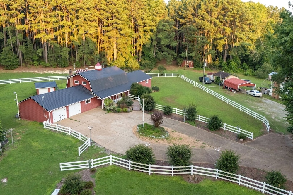 Pet-friendly 3BR Lake House Firepit & Pier