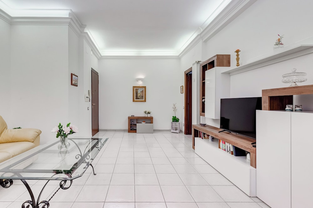 Cozy 2-Bedroom Flat with Balcony