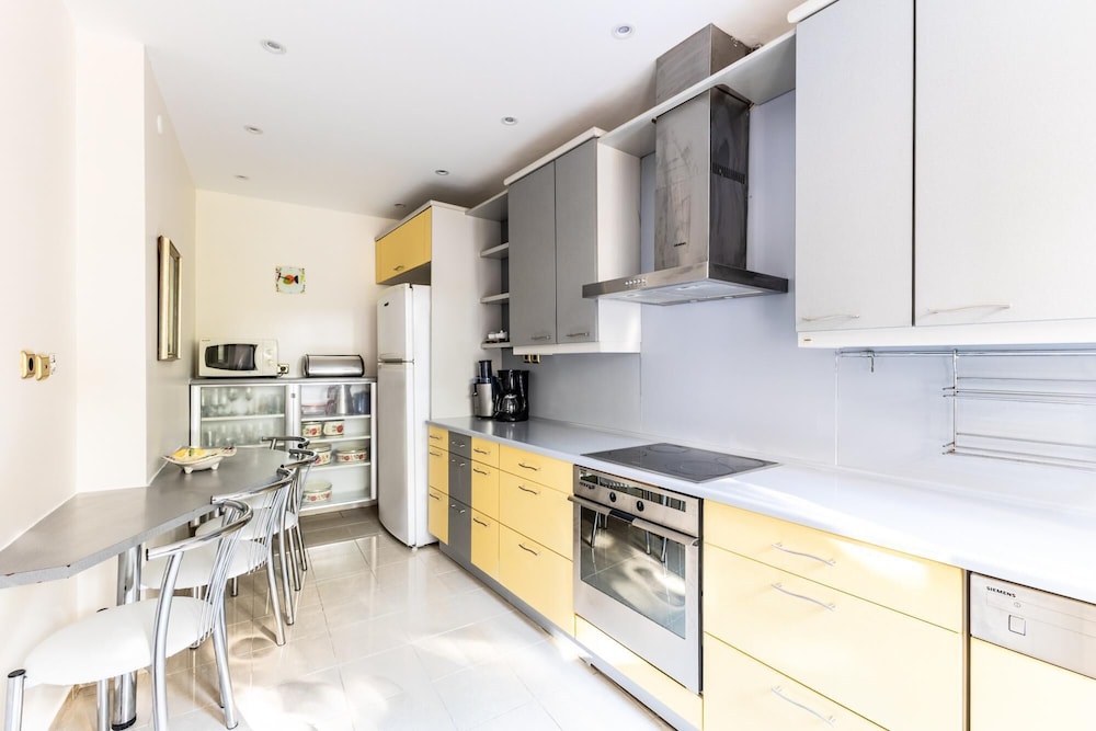Chic Spacious Flat w Balcony 5 min to Moda Coast