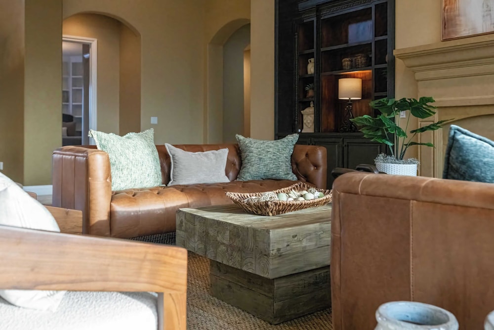 Hilltop Estate w/ Pool, Hot Tub, Fire Pit, Views Cleveland Vista by Avantstay