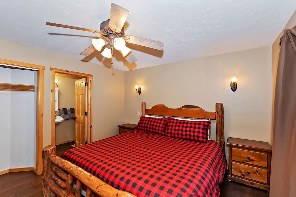 Big 10 Luxury Cabin with HotTub