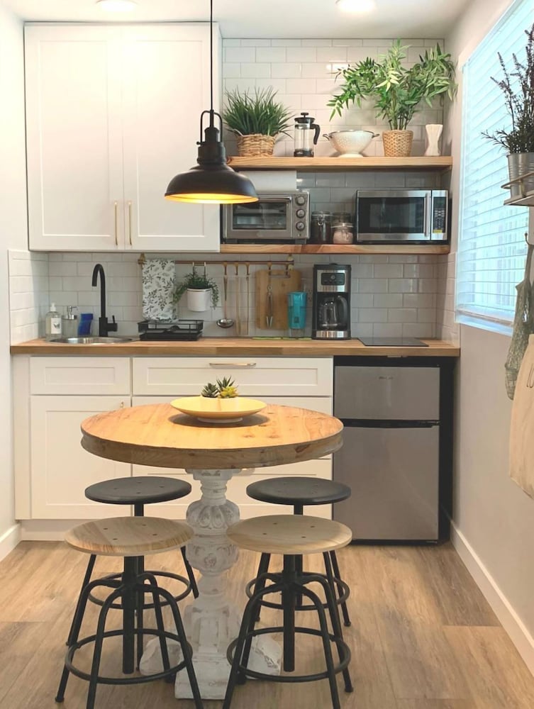 New Cozy Studio 2 Queen Beds, Kitchen Walk to Water
