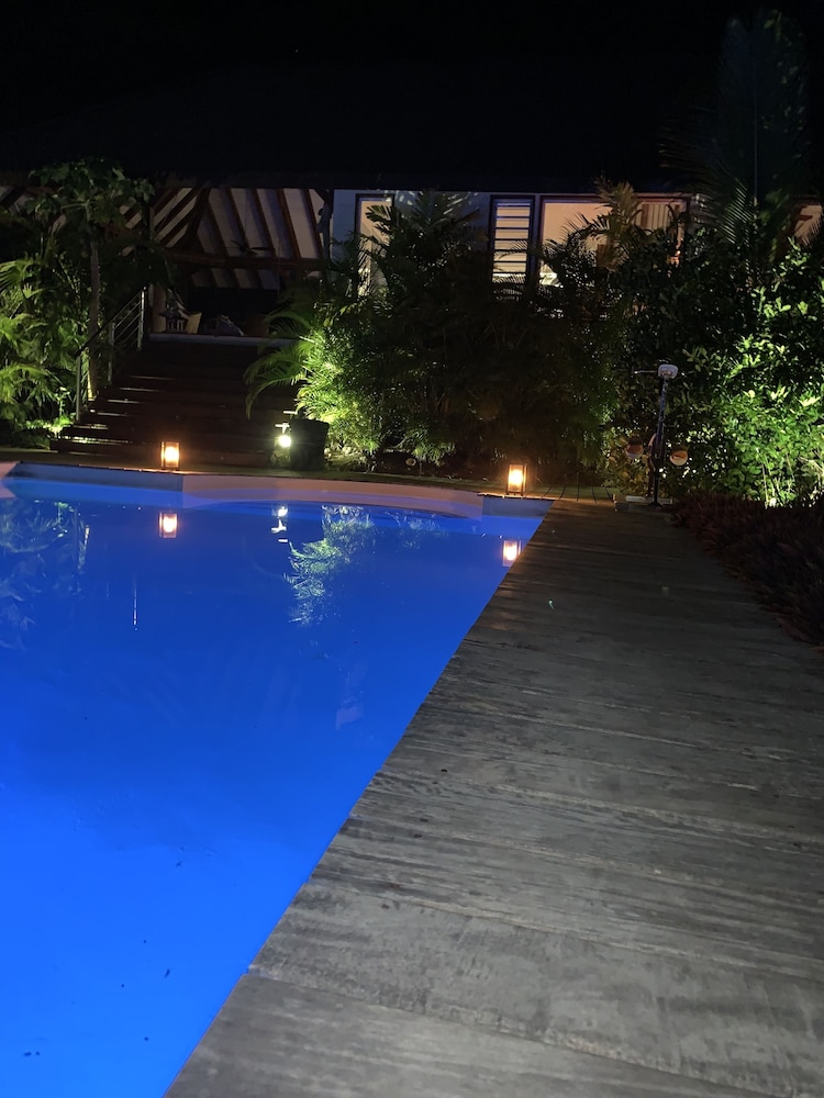 Poé Côté Lagon Beach Bungalows