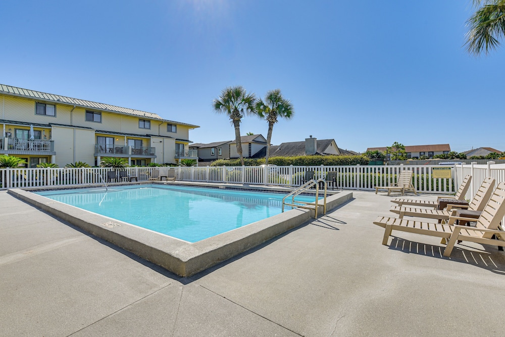 < Half-mi to Beach: Quaint Destin Condo