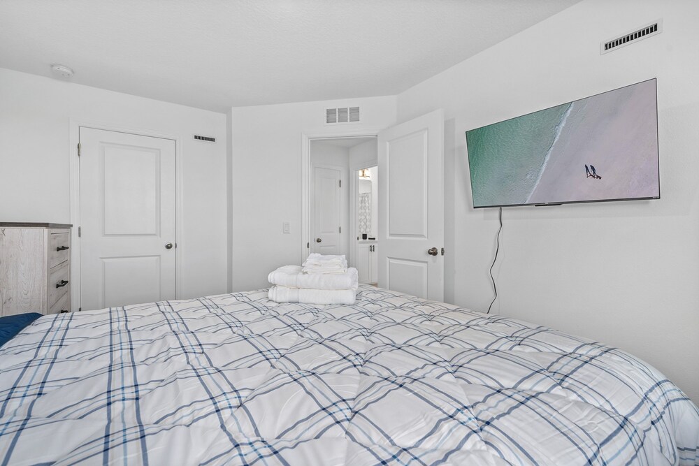 3 BR 2 5 BA Villa Sleeps 8 Eve102