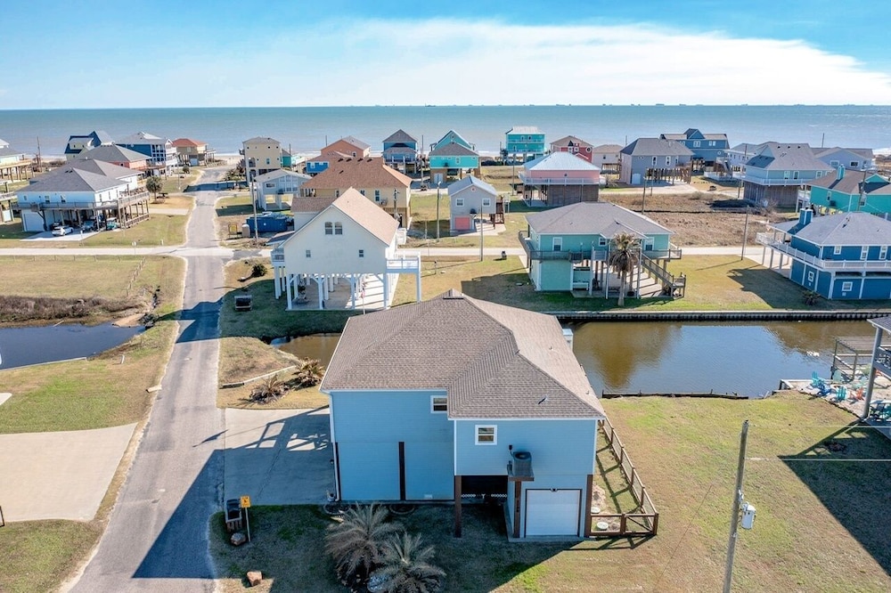 Surf & Seahorse 4 Bedroom Home by RedAwning view 4