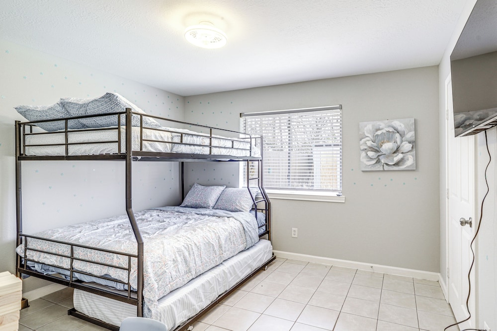 Swim & Unwind: Pet-friendly Home in Spring!