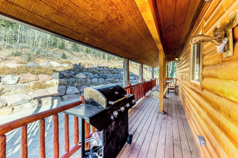 Cozy 4BR Mountain View Fireplace Deck