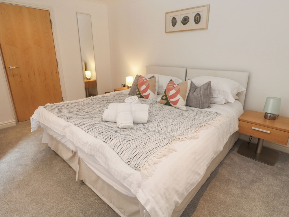 9 Headland Point