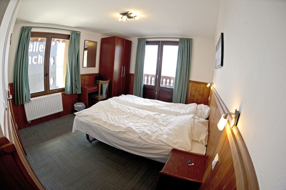 Huez Vacations - Chalethotel Belle Etoile by Skinetworks - Property Image 4