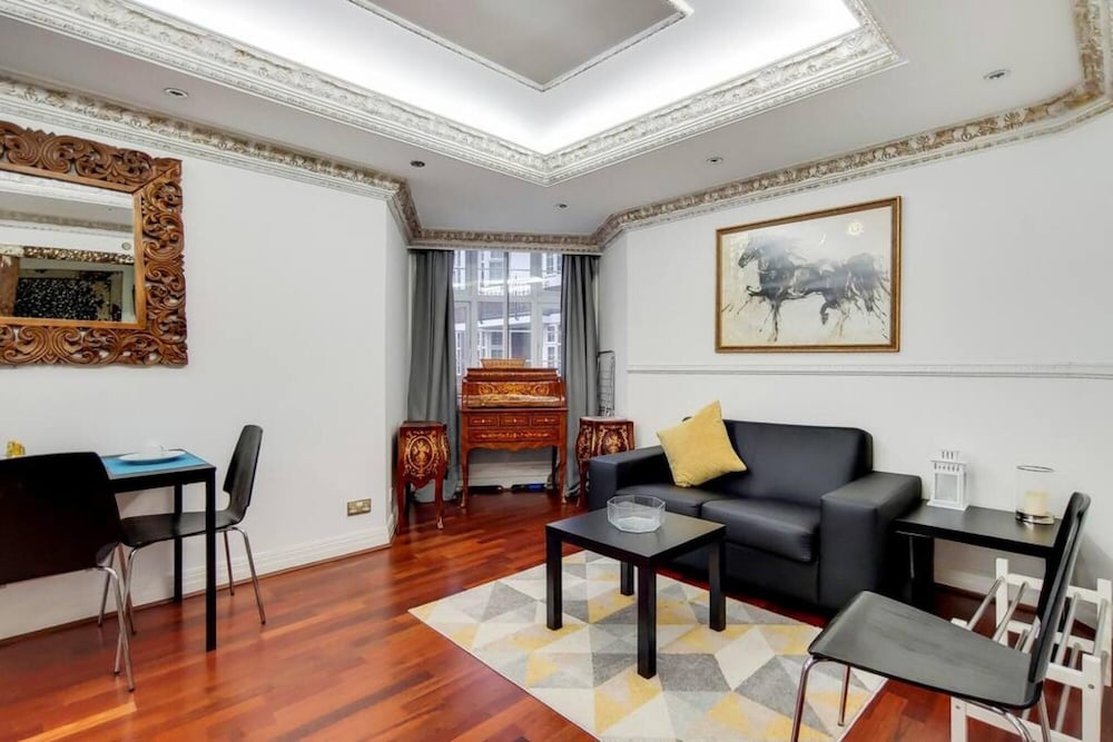 Amazing 3 Bedroom Apartment Opposite Harrods view 4
