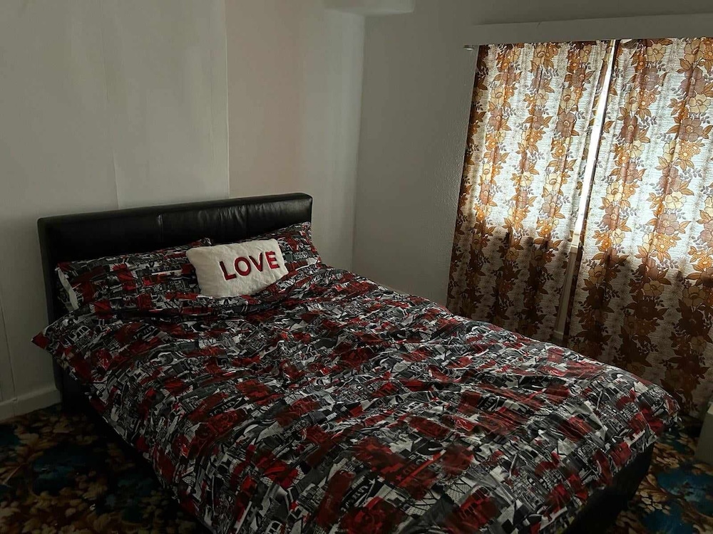 Stunning 3-bed House in Burnley view 2
