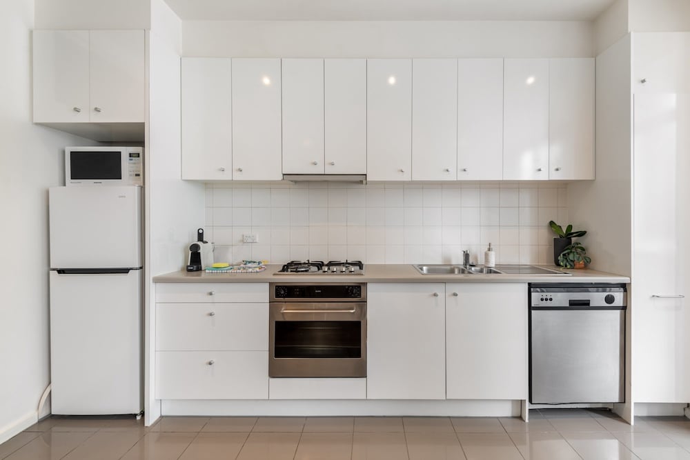 Melbourne CBD 2BR Apt With Pool & Gym Access