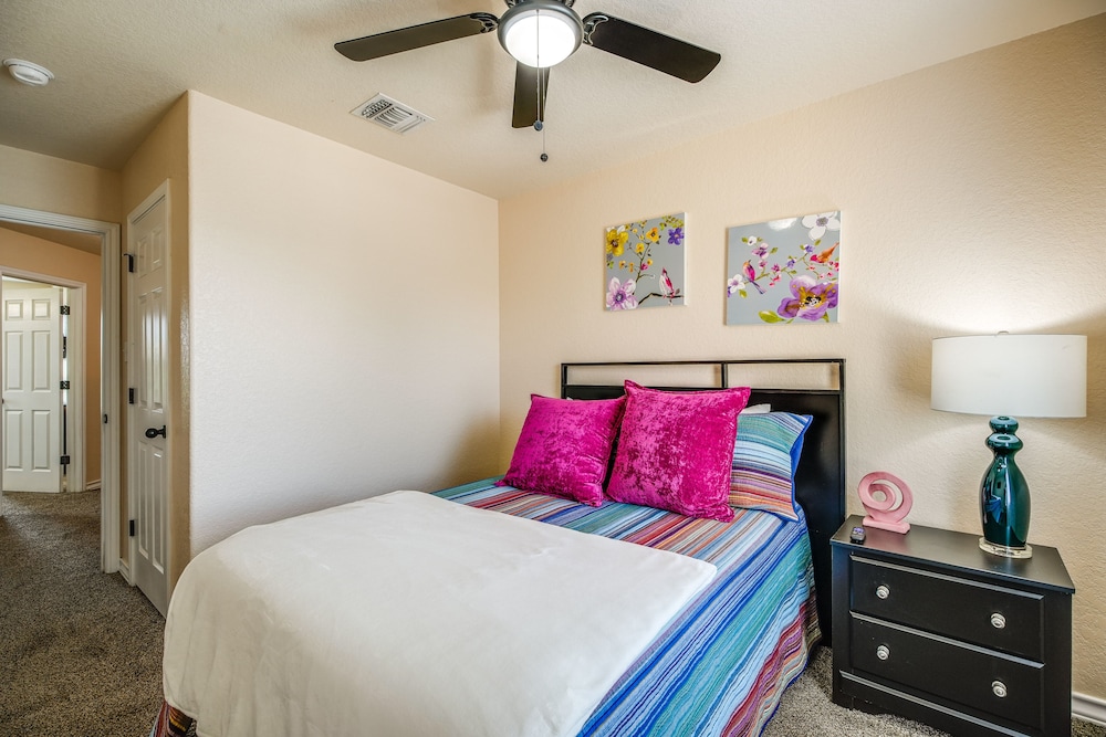 San Antonio Townhome ~ 2 Mi to Aquarium! view 3