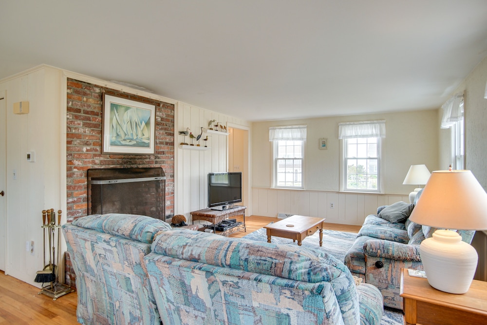 Walk to Beach: Chatham Getaway w/ Sunroom!