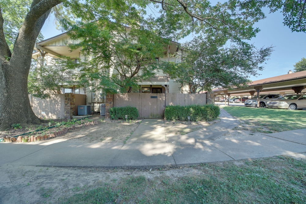 10 Mi to Dtwn Tulsa: Condo w/ Pool Access!