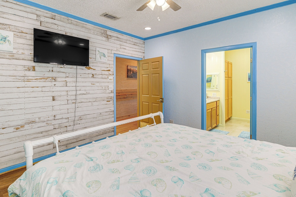 Walk to Beach: Getaway on Bolivar Peninsula!