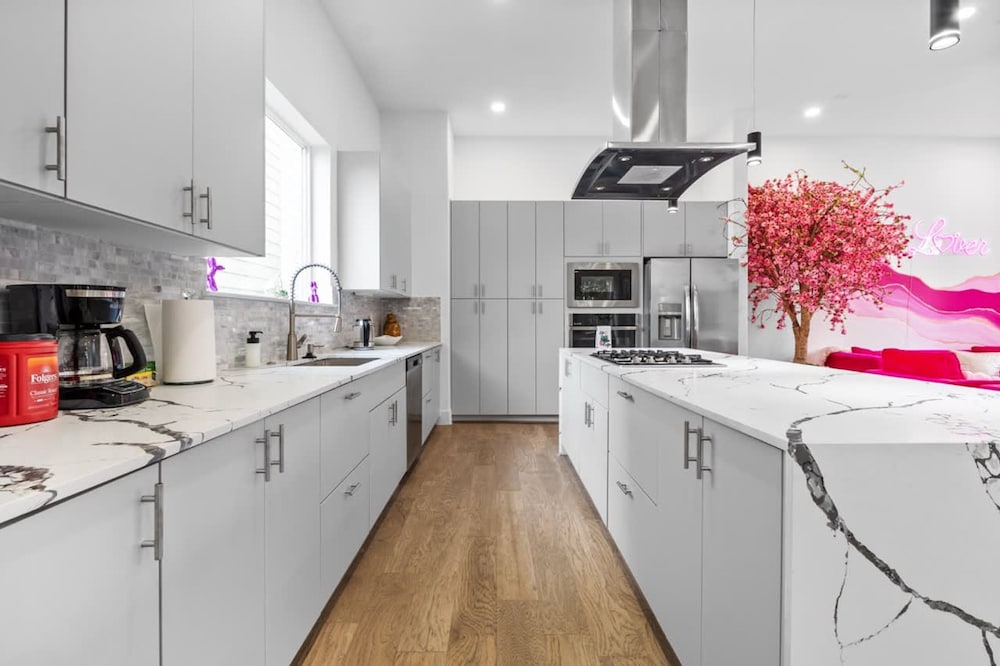 Perfect Houston Group Stay for 12 With 6 Beds 6 Baths