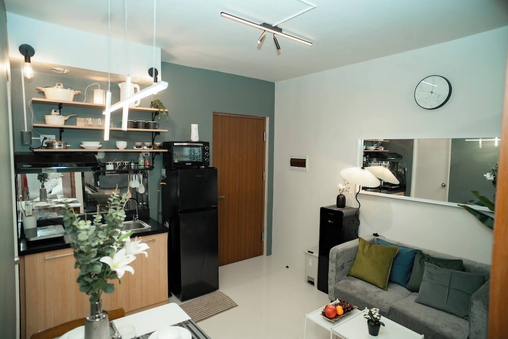 2-bedroom Elegant Condo With Sunrise & Mountain View