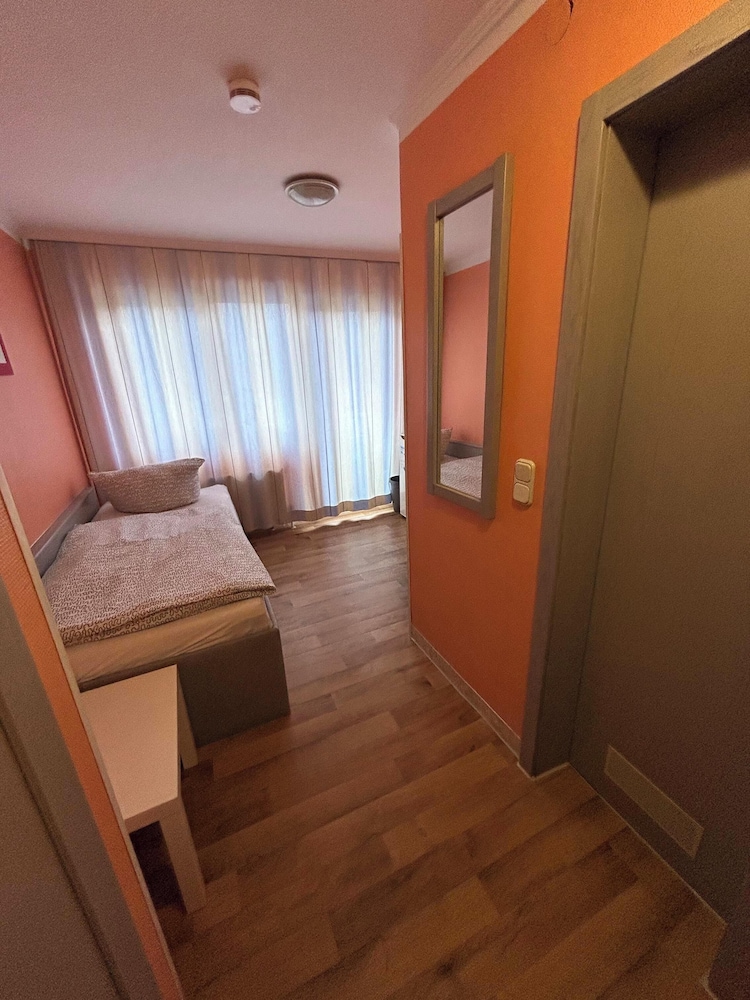 2-Rent Group Hostel Rooms AUB162