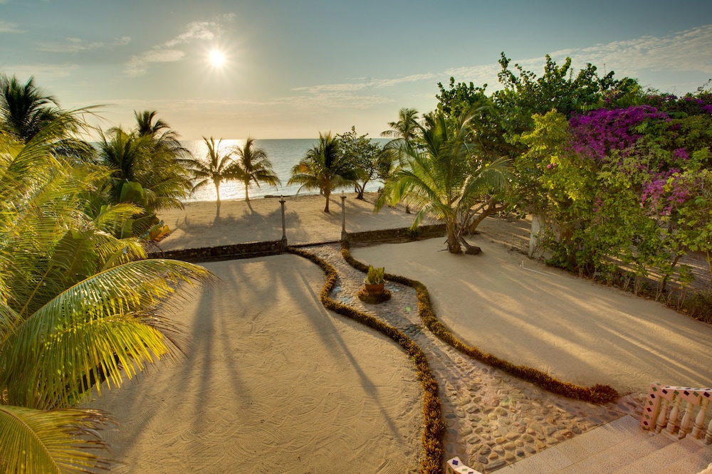 Coconut Row Boutique Hotel