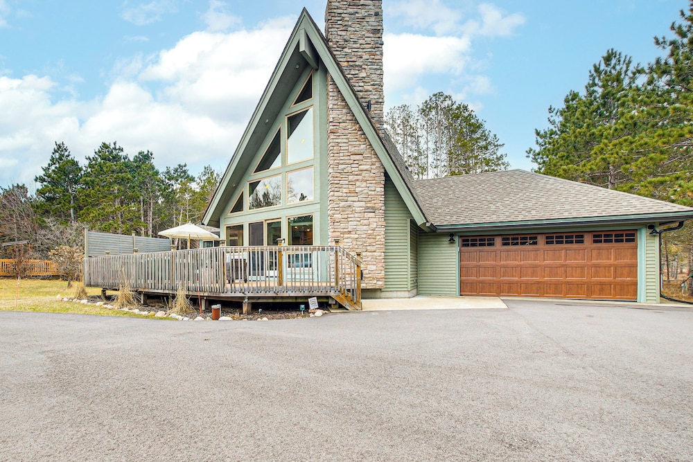 2 Mi to Sand Valley: Family Getaway w/ Deck!