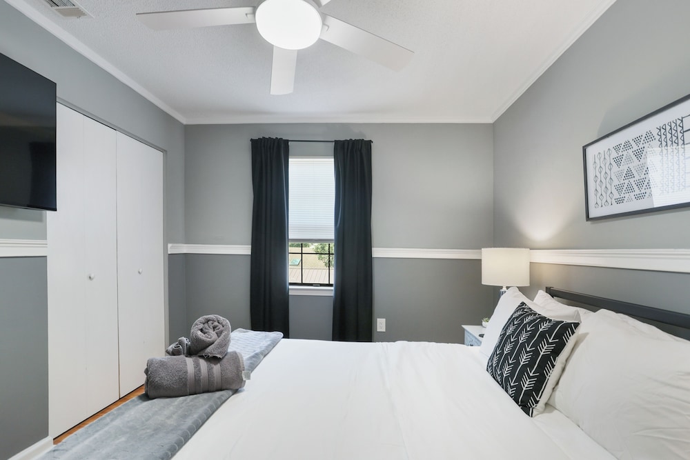 Adorable Bungalow Near Tybee Beach